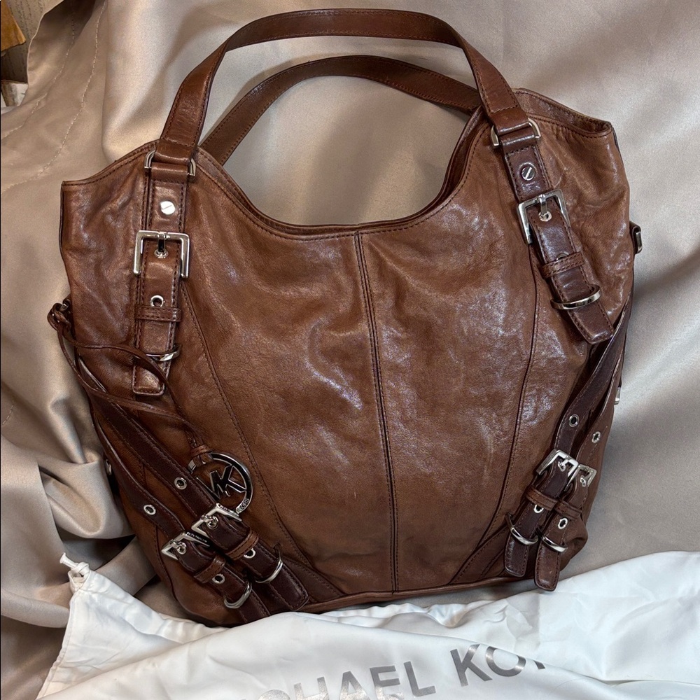 Micheal Kors Milo Shoulder Tote w/Dust Bag